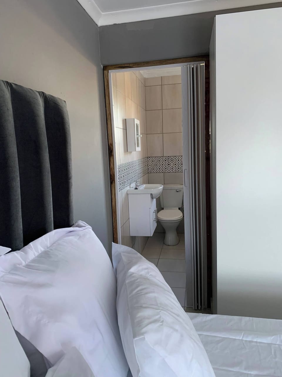 Room, 1 Bedroom, Balcony, City View | Bathroom amenities