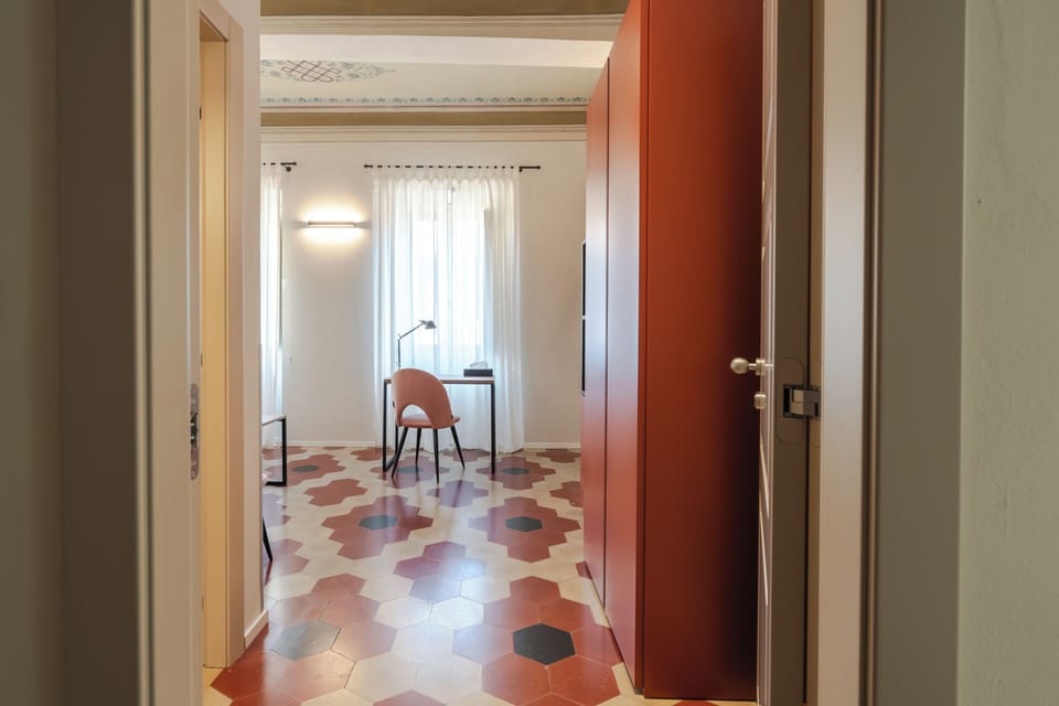 Comfort Room | In-room safe, desk, laptop workspace, soundproofing