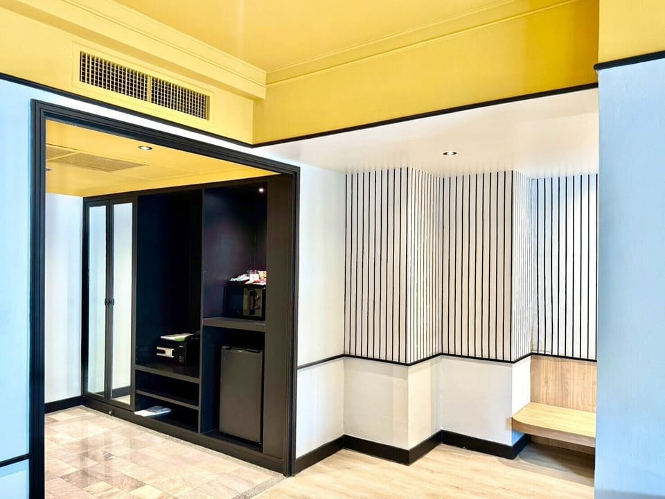 Premium Suite Room With Bathtub | Minibar, in-room safe, laptop workspace, blackout drapes