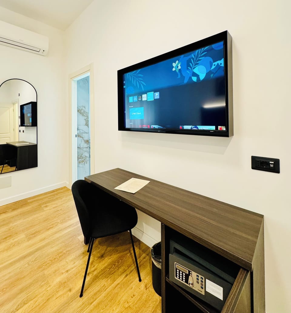 Deluxe Double Room, 1 Queen Bed, Non Smoking, Private Bathroom | In-room safe, desk, WiFi (free)
