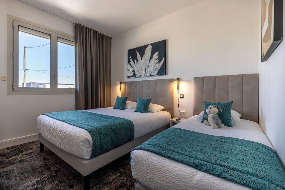 Deluxe Triple Room | In-room safe, desk, blackout drapes, iron/ironing board