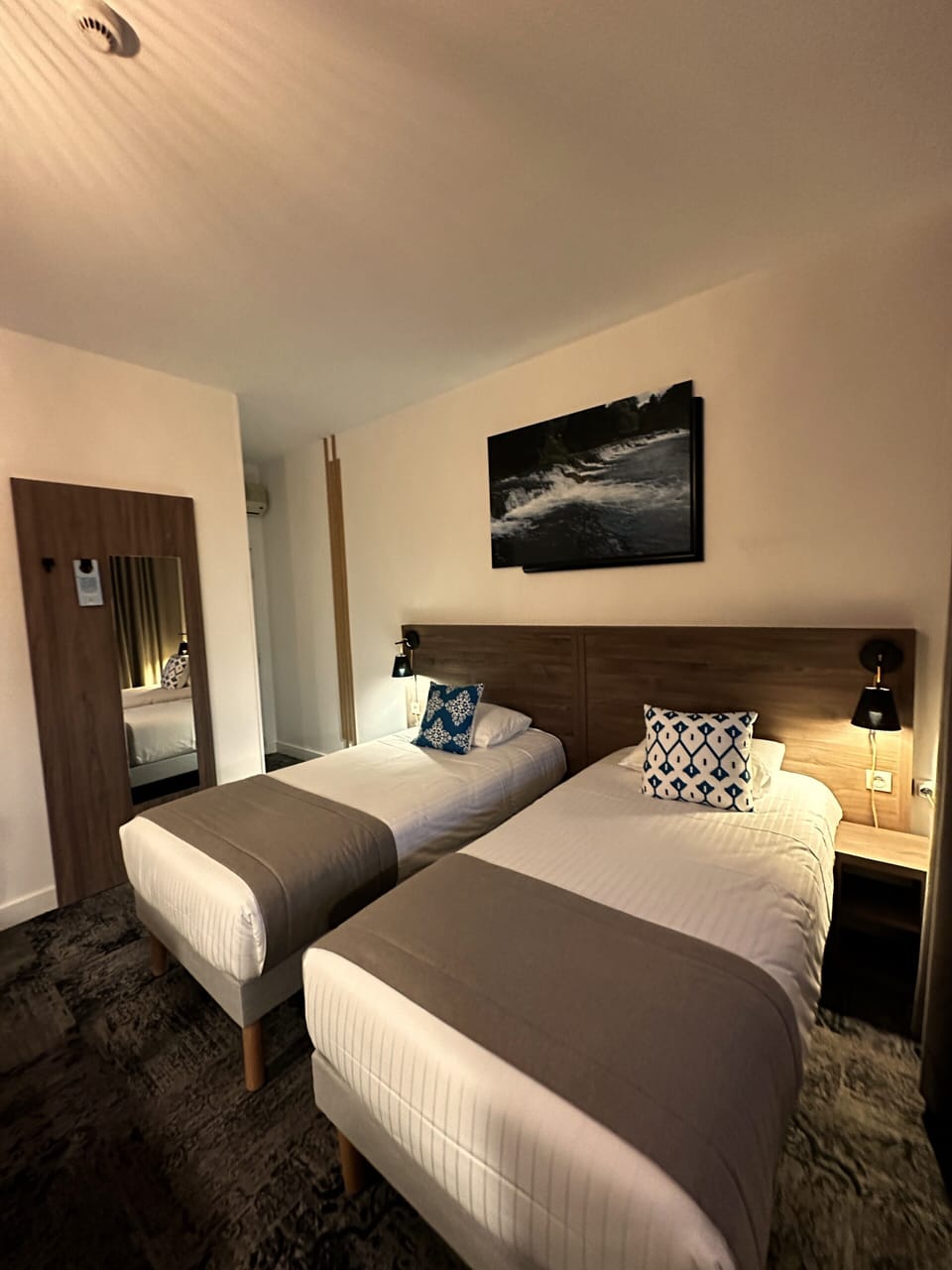 Deluxe Twin Room | In-room safe, desk, blackout drapes, iron/ironing board