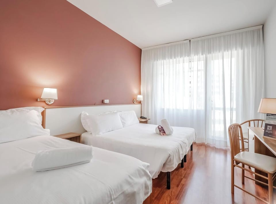 Comfort Triple Room | Desk, bed sheets