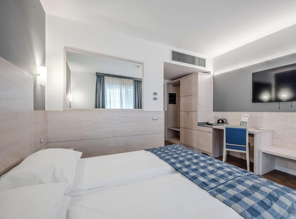 Comfort Double or Twin Room, Non Smoking | Minibar, desk, laptop workspace, WiFi (free)