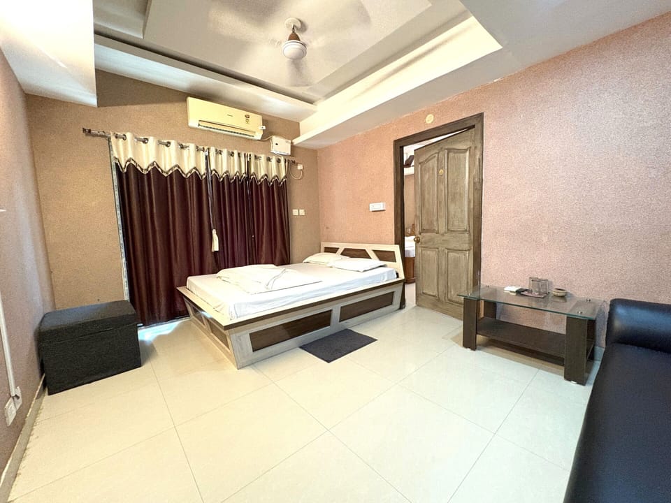 Royal Room, City View | Soundproofing, free WiFi, bed sheets