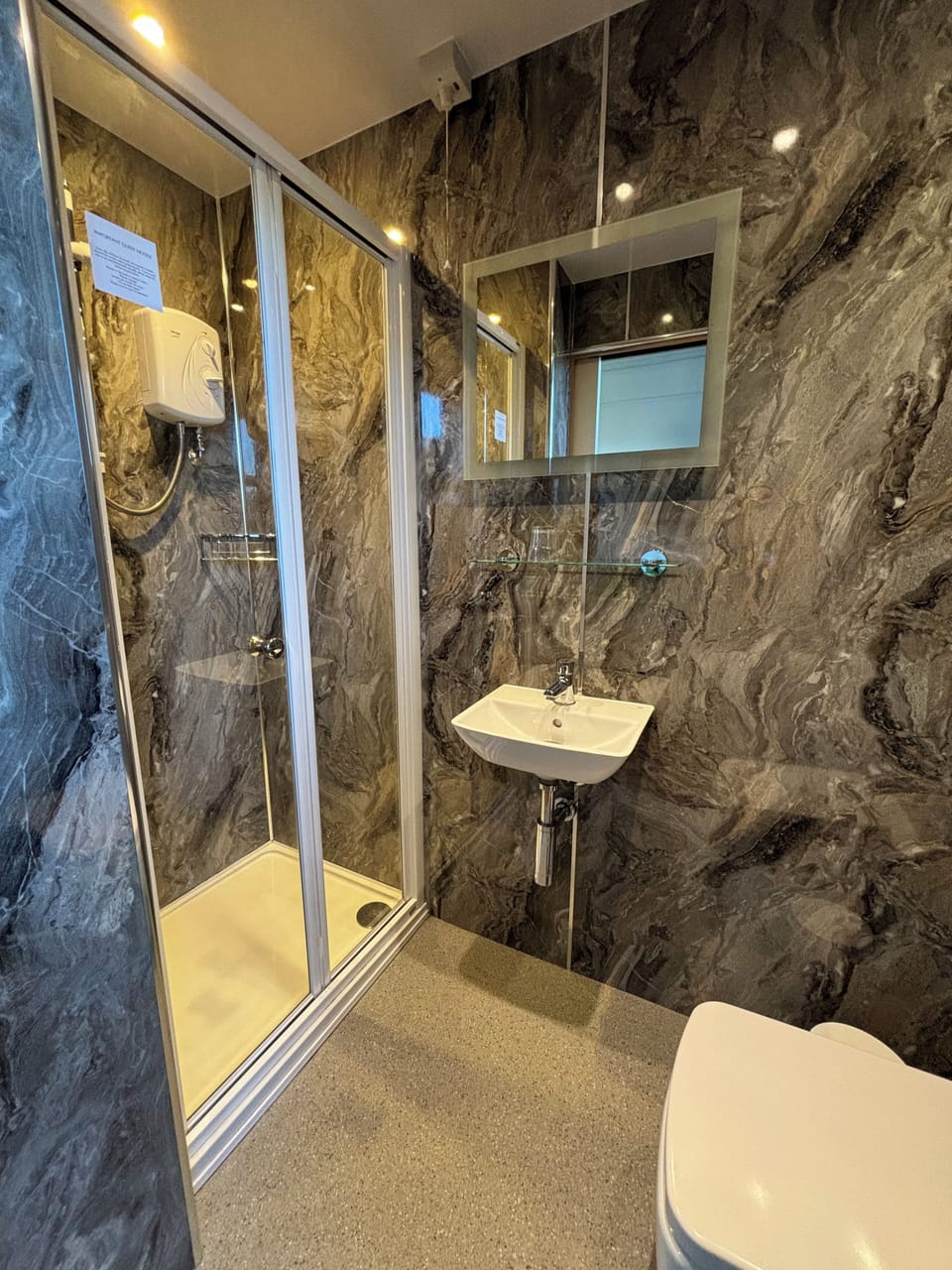 Standard Double Room, City View | Bathroom | Shower, free toiletries, hair dryer, towels