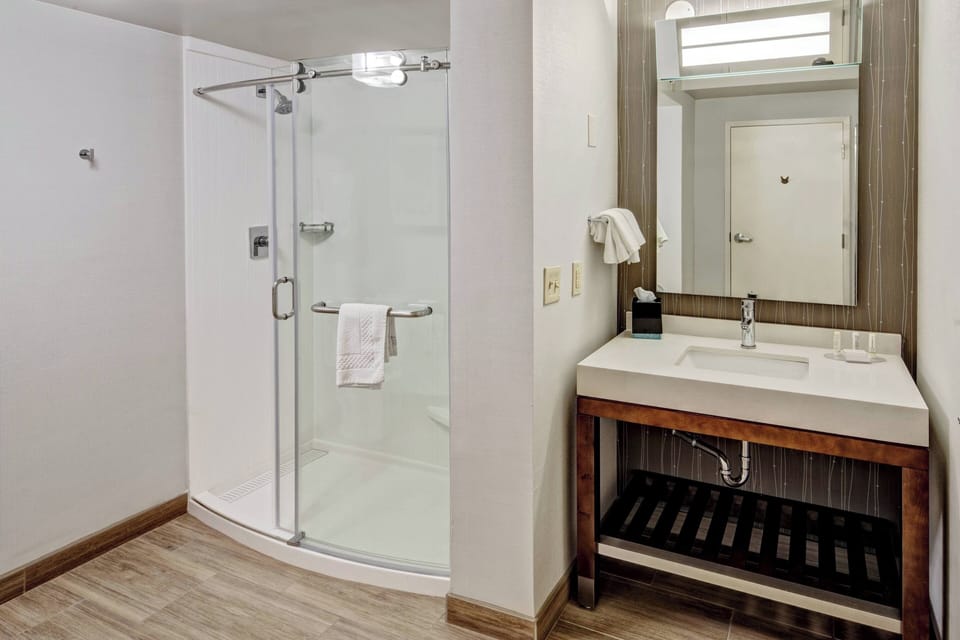 Combined shower/tub, hydromassage showerhead, free toiletries
