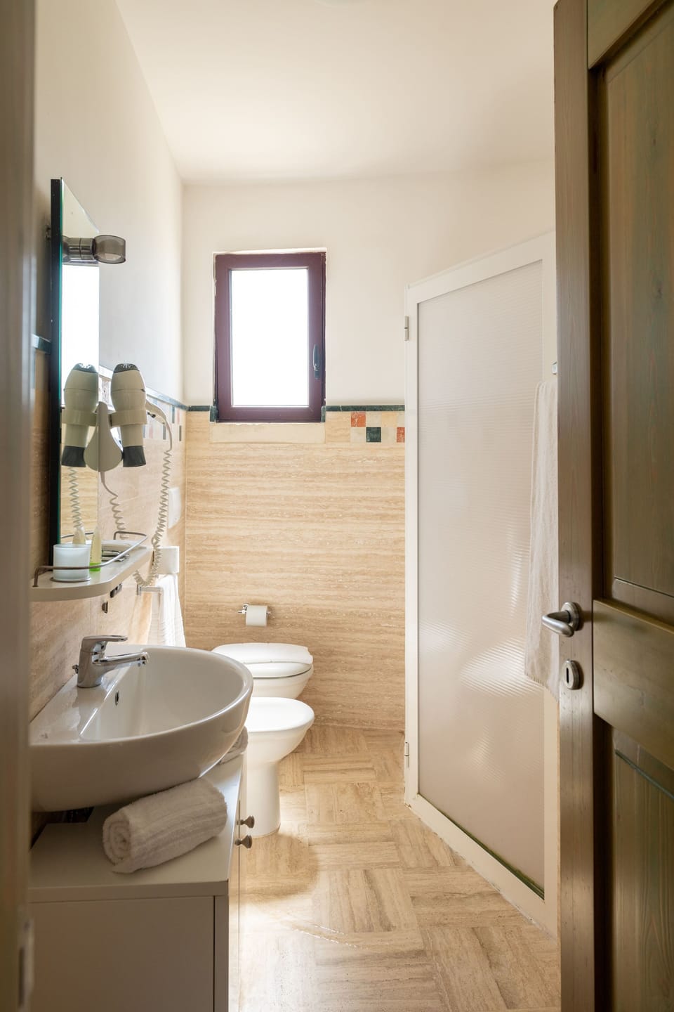 Hair dryer, bidet, towels, toilet paper