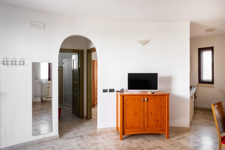 Traditional Apartment, Garden View | In-room safe, WiFi (free), bed sheets
