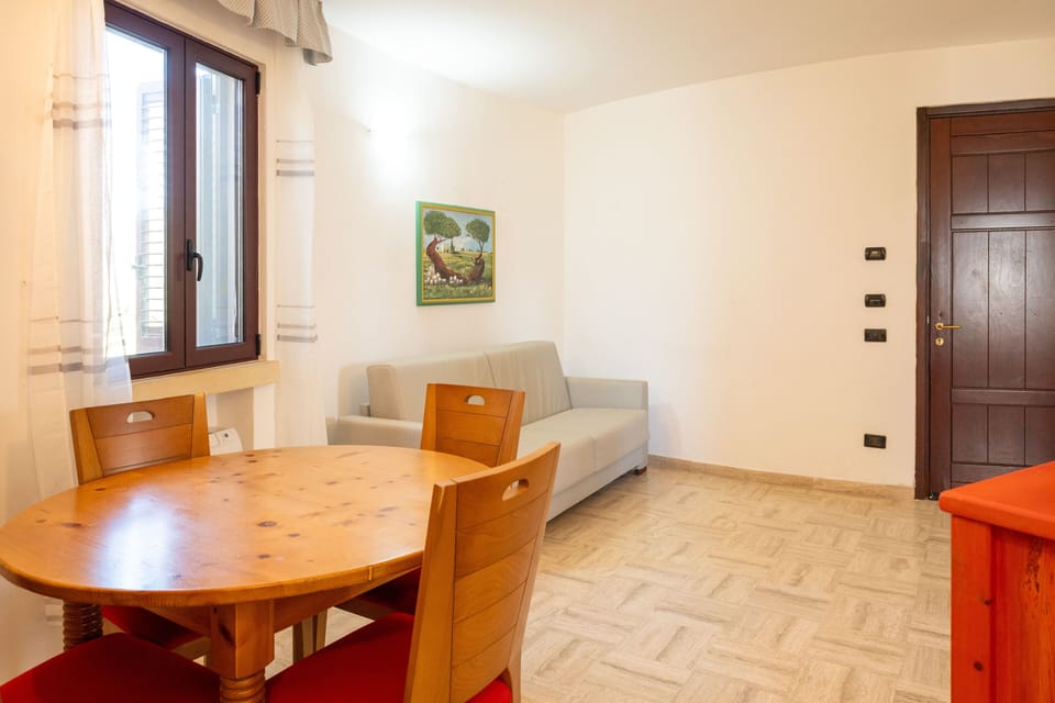 Traditional Apartment, Garden View | In-room safe, WiFi (free), bed sheets