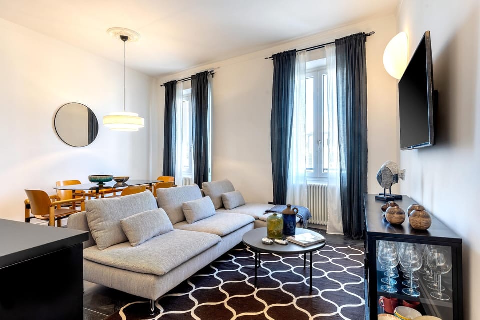 Apartment (3 Bedrooms) | Living area | TV