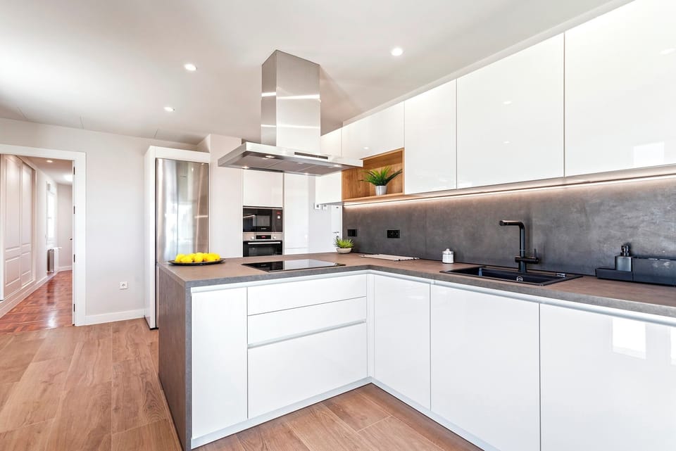 Apartment (3 Bedrooms) | Private kitchen | Fridge, microwave, oven, stovetop