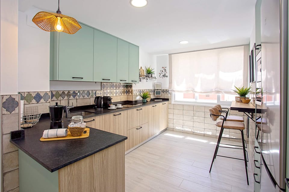 Apartment (4 Bedrooms) | Private kitchen | Fridge, microwave, oven, stovetop
