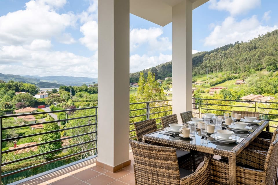 House (5 Bedrooms) | Balcony