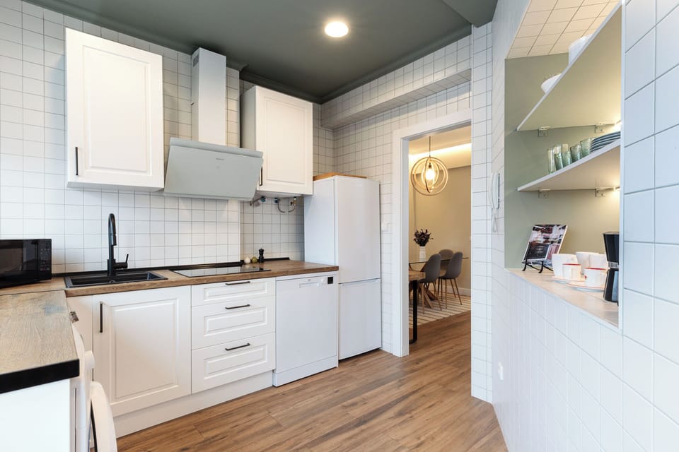 Apartment (2 Bedrooms) | Private kitchen | Fridge, microwave, oven, stovetop