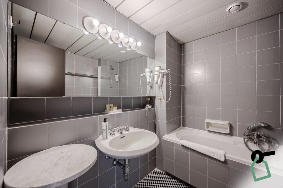 Standard Triple Room | Bathroom | Bathtub, towels, toilet paper