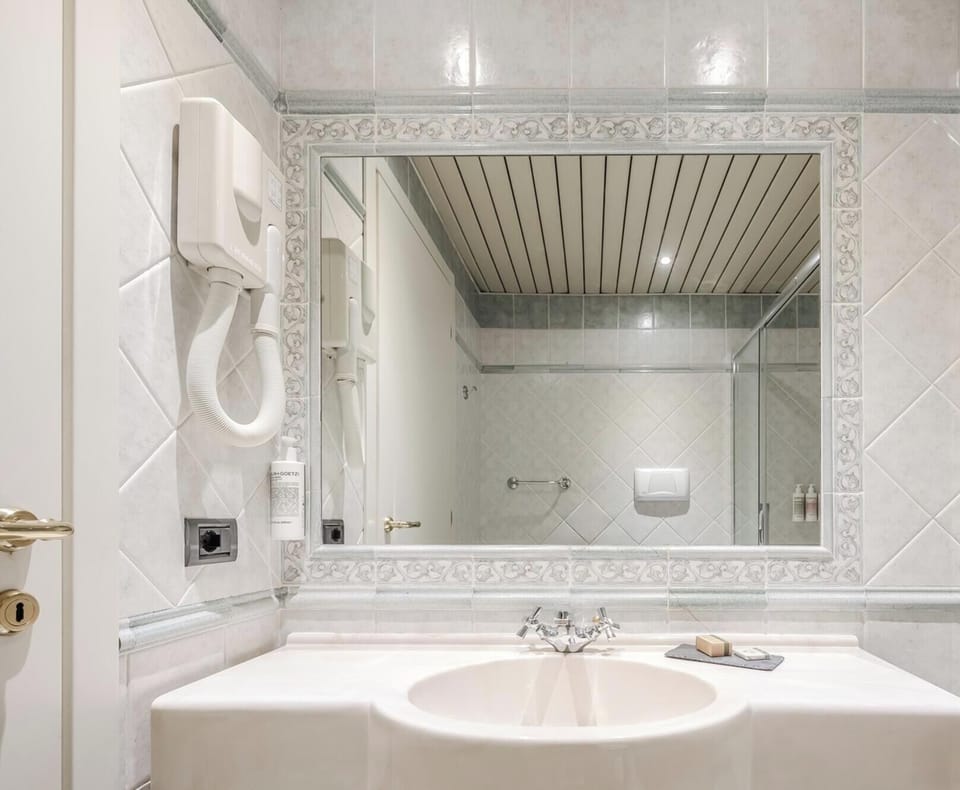 Classic Double Room, Balcony | Bathroom | Free toiletries, towels, toilet paper