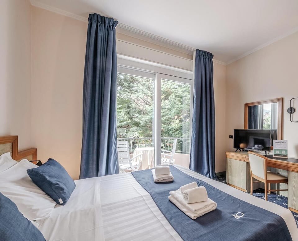 Classic Double Room, Balcony | Minibar, in-room safe, desk, cribs (surcharge)