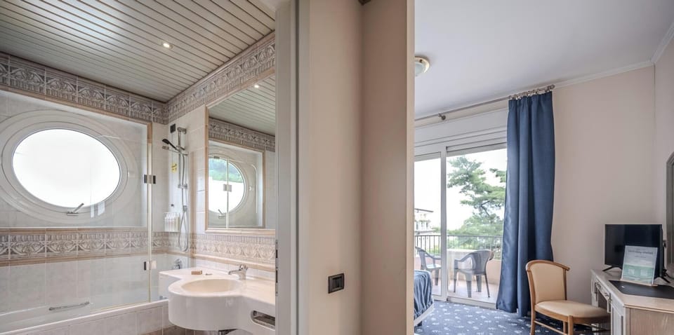 Classic Double Room, Balcony | Bathroom | Free toiletries, towels, toilet paper