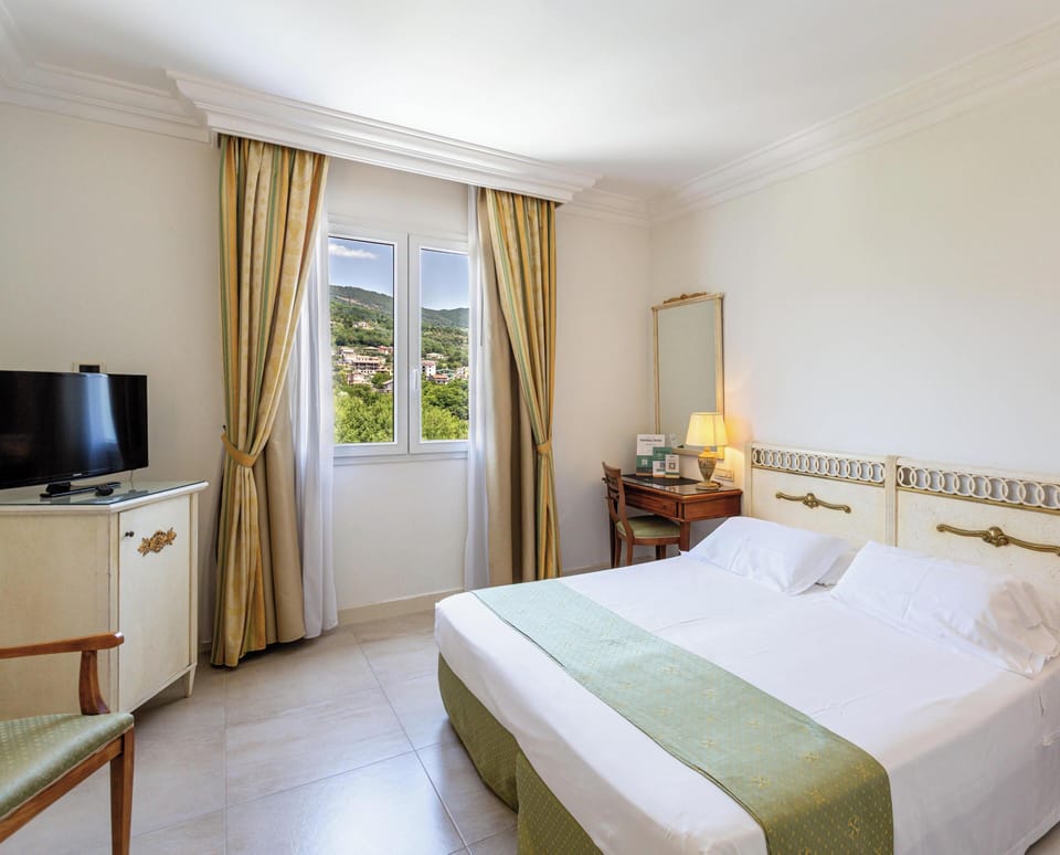 Comfort Double or Twin Room | Minibar, in-room safe, desk, WiFi (free)