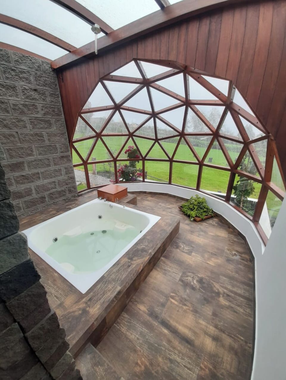 Luxury Room, Garden View | Bathroom | Shower, free toiletries, hair dryer (on request), bathrobes
