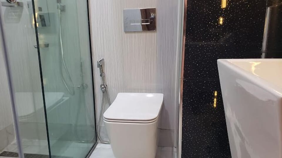 Deluxe Room, Balcony, City View | Bathroom | Free toiletries, hair dryer, towels, soap