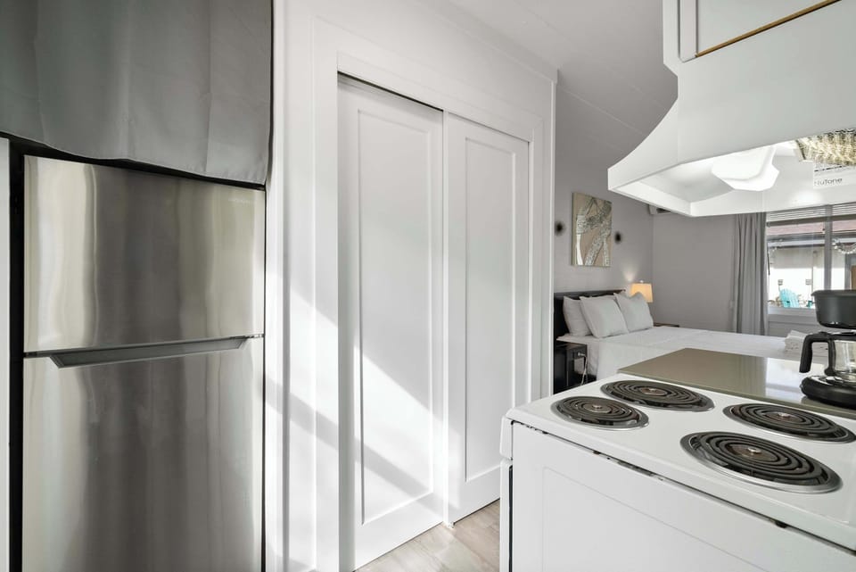 Studio Suite, 1 Queen Bed, Garden View (Chic City Retreat 93I) | Interior