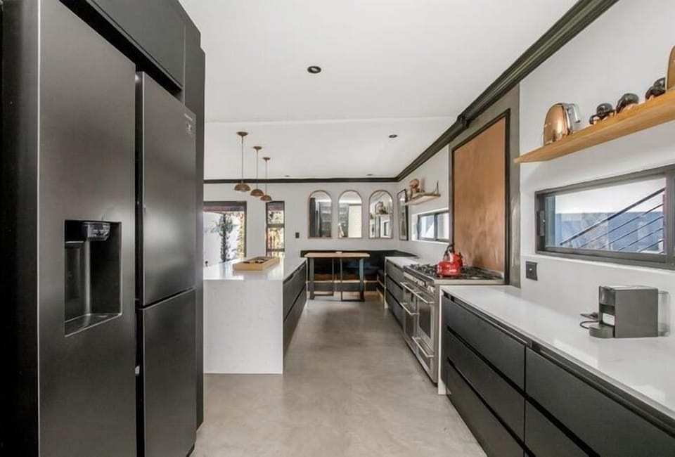 Full-size fridge, microwave, oven, dishwasher