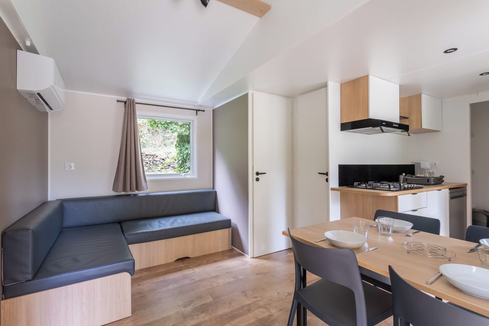 Comfort Mobile Home | Living area | 50-cm flat-screen TV with digital channels