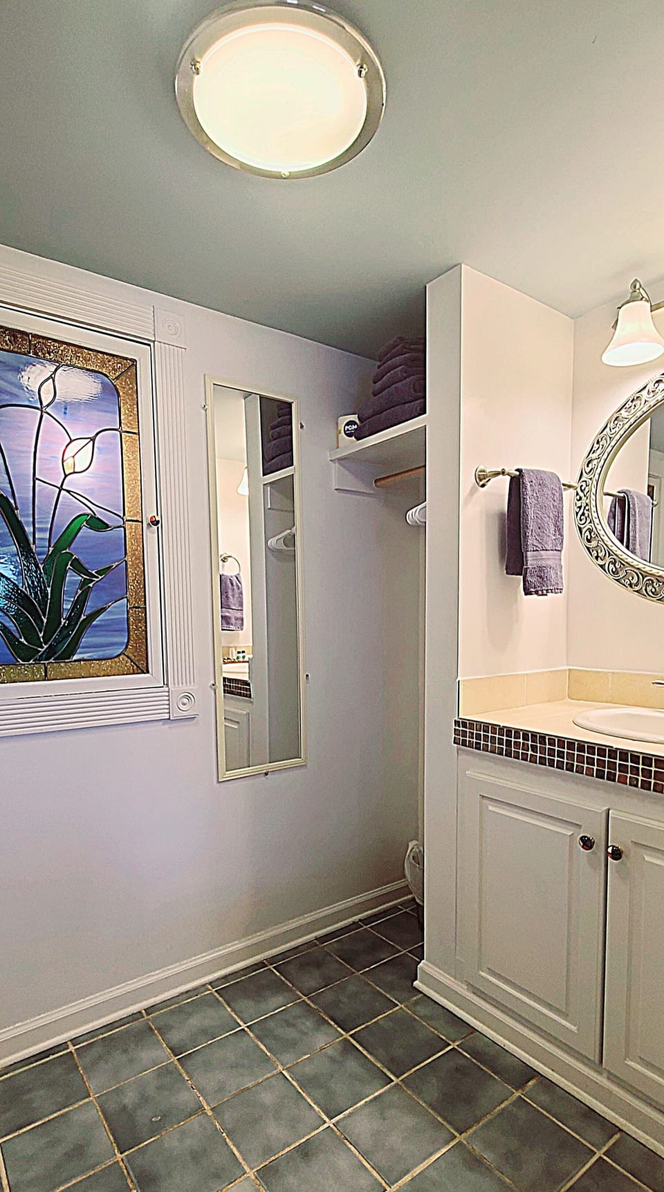 Mardi Gras | Bathroom | Combined shower/tub, free toiletries, hair dryer, bathrobes