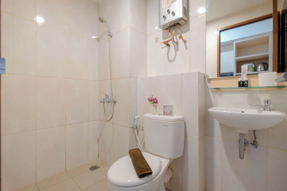 Studio | Bathroom | Shower, towels, soap, shampoo