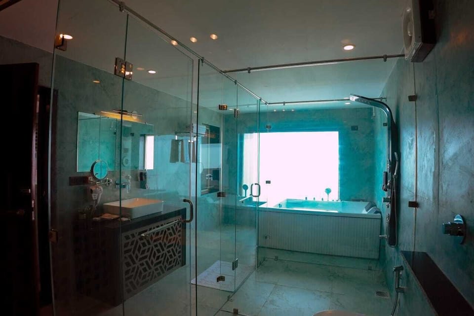 Suite Cottage with Jacuzzi | Bathroom | Combined shower/tub, rainfall showerhead, hair dryer, slippers