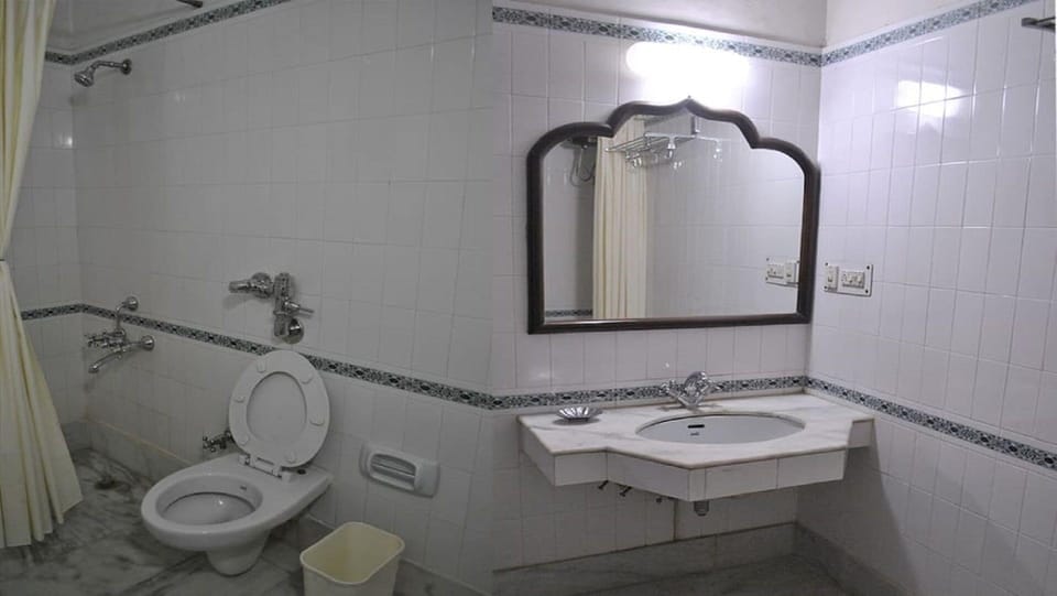 Classic Double or Twin Room | Bathroom | Shower, free toiletries, towels, soap