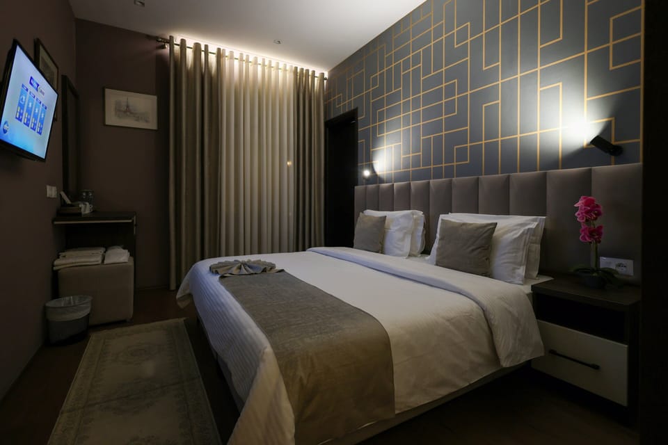 Deluxe Double Room | Minibar, in-room safe, desk, laptop workspace