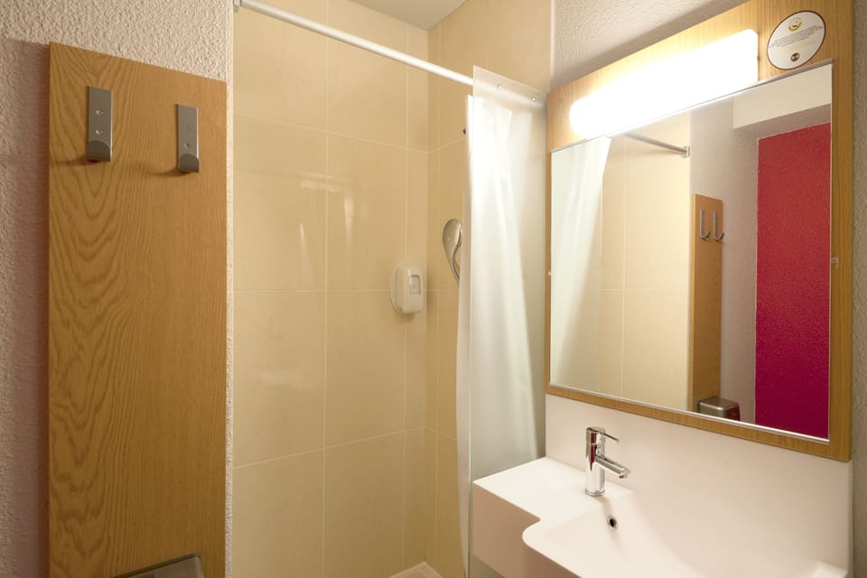 Shower, towels