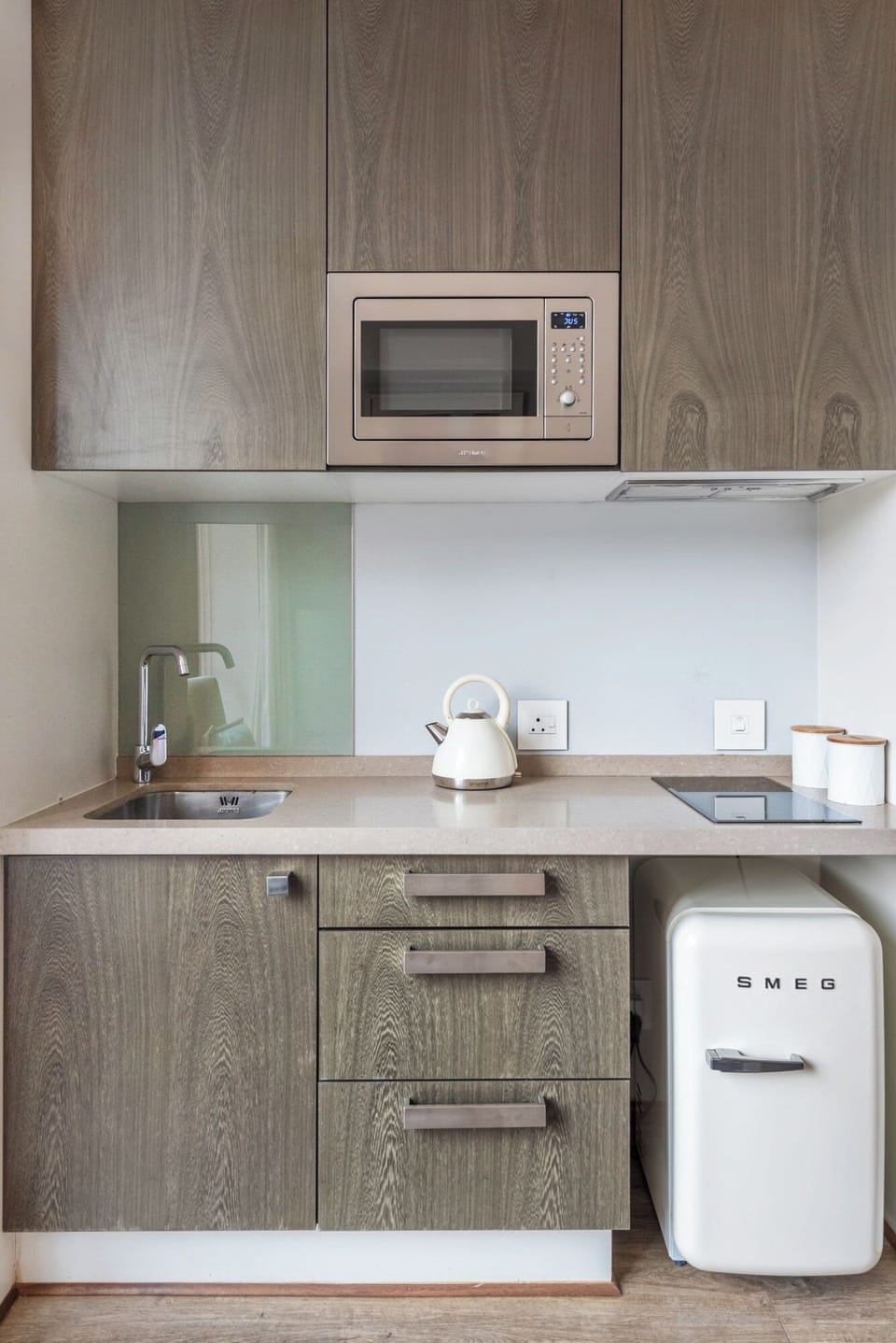 Luxury Studio Suite | Mini-refrigerator