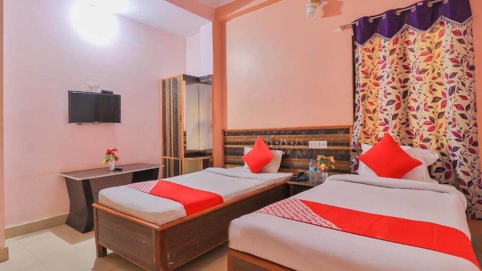 Basic Quadruple Room | Desk, laptop workspace, free WiFi, bed sheets