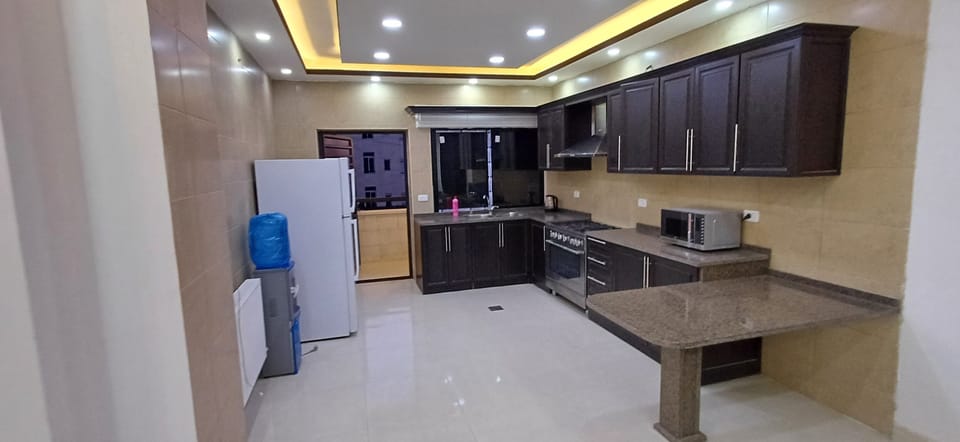 Full-size fridge, microwave, oven, stovetop