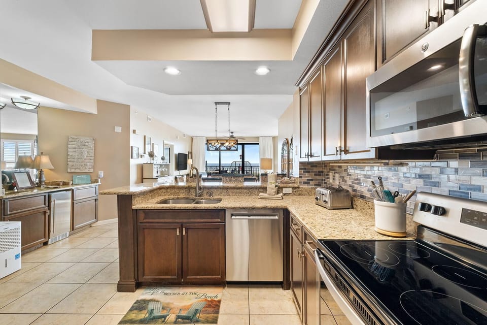 Condo, Multiple Beds (Seachase 103E) | Private kitchen | Oven, toaster, paper towels
