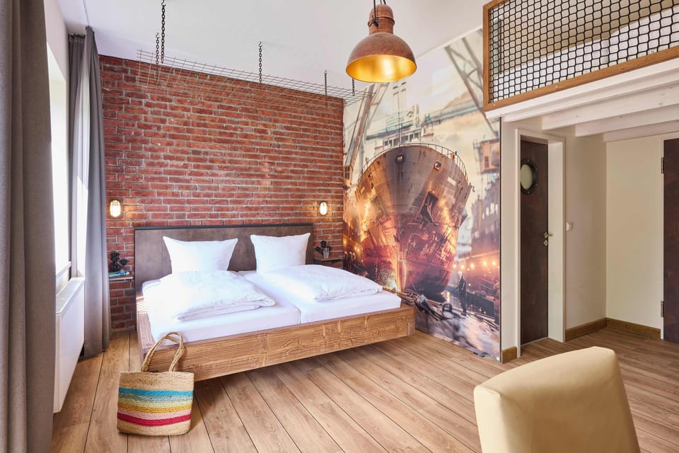 Individually furnished, soundproofing, free WiFi, bed sheets
