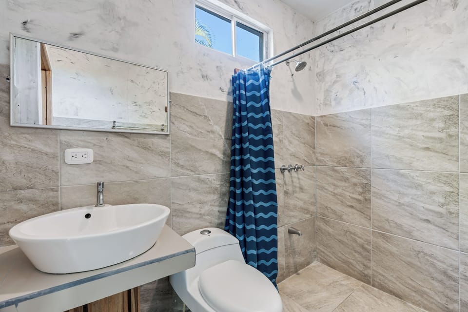 Standard Double Room, 1 Queen Bed, Non Smoking | Bathroom | Shower, towels, soap, shampoo