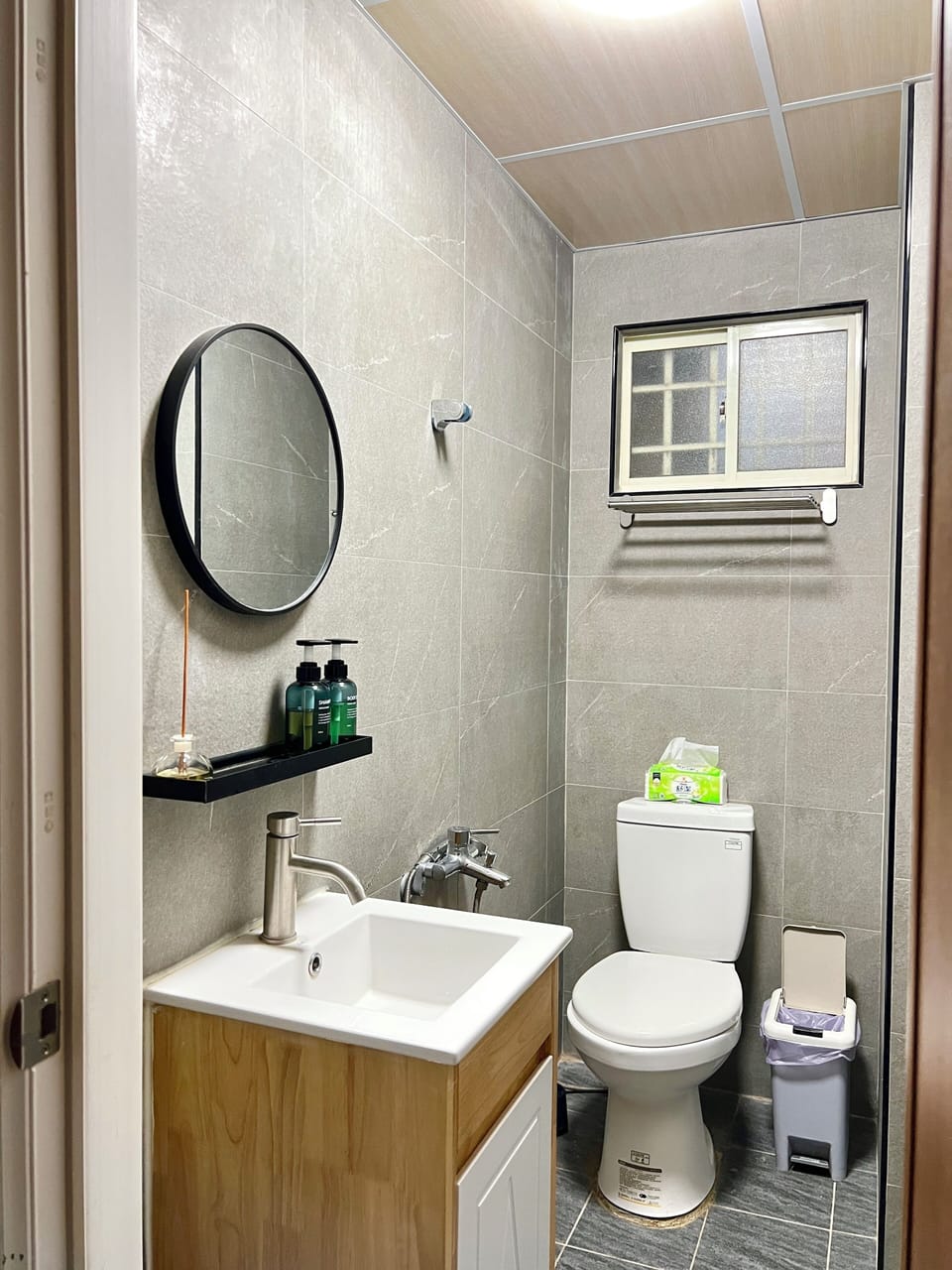 Comfort Cabin, 3 Bedrooms | Bathroom | Shower, rainfall showerhead, hair dryer, slippers
