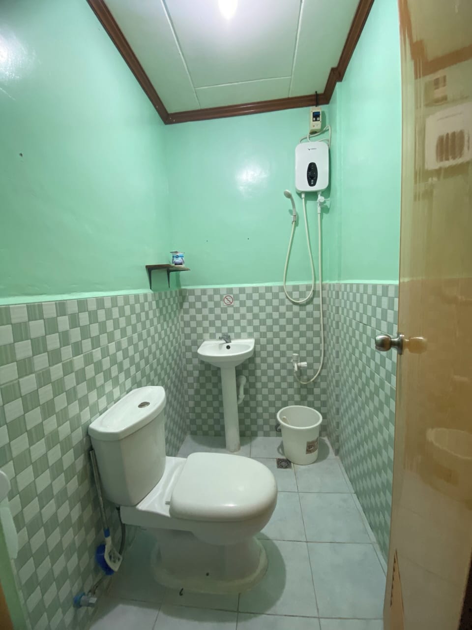Shower, free toiletries, towels, soap