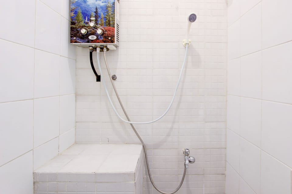 Standard Double Room | Bathroom | Shower, free toiletries, towels