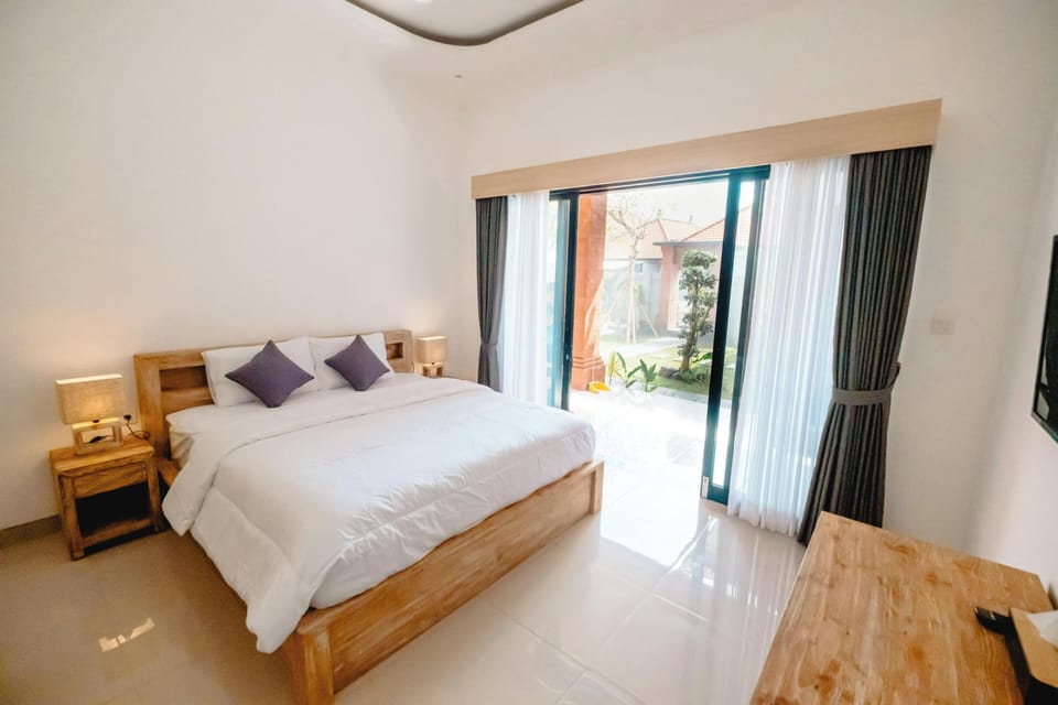 Deluxe Room, Pool View | Minibar, free WiFi