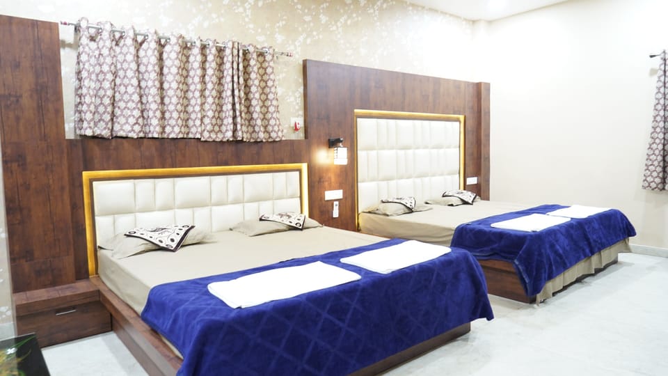 Family Quadruple Room | Desk, laptop workspace, free WiFi