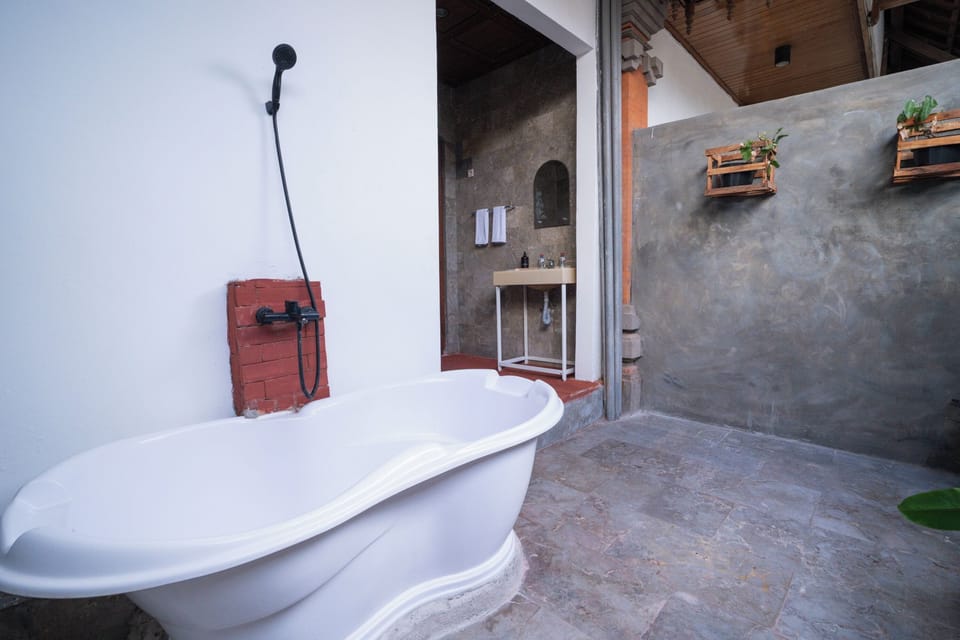 Family Room | Bathroom | Free toiletries, towels, toilet paper