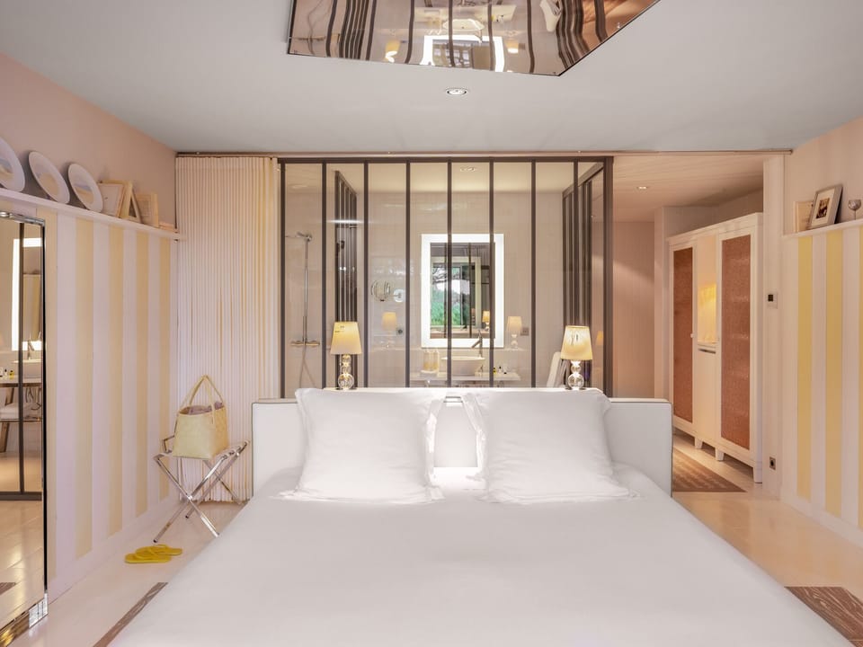 Chambre Ferret | In-room safe, blackout drapes, soundproofing, iron/ironing board