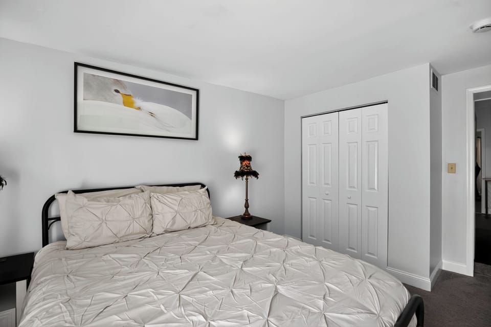 2 bedrooms, desk, laptop workspace, soundproofing