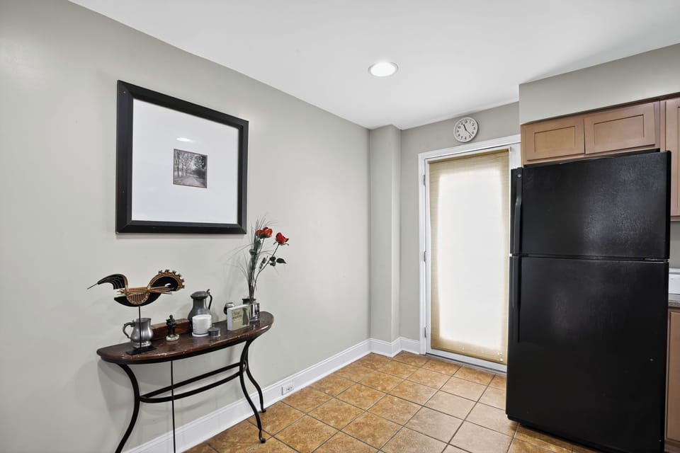 Full-size fridge, microwave, oven, dishwasher